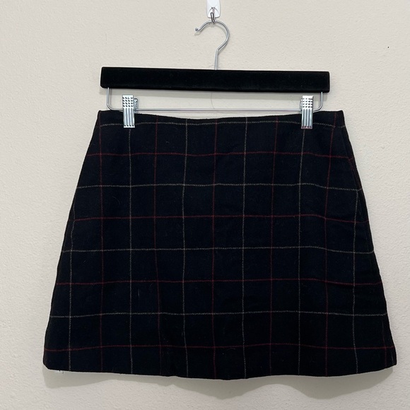 UNI QLO Dresses & Skirts - UNI QLO Woman mini skirt White stripe back zip, Size 6